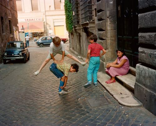 Uşaqlar küçədə oynayırlar. İtaliya, 1980-ci illər