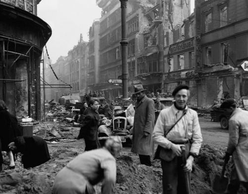 Küçələrin təmizlənməsi, Berlin. 4 may 1945-ci il