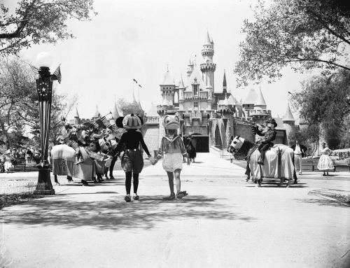 İlk Disneyləndin açılışı. ABŞ, Kaliforniya, 1955-ci il