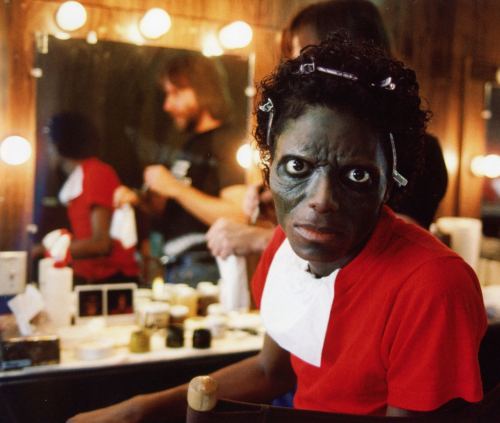 Maykl Ceksonu "Thriller" videoklipinin çəkilişi üçün qrimləyirlər, ABŞ, 1982-ci il