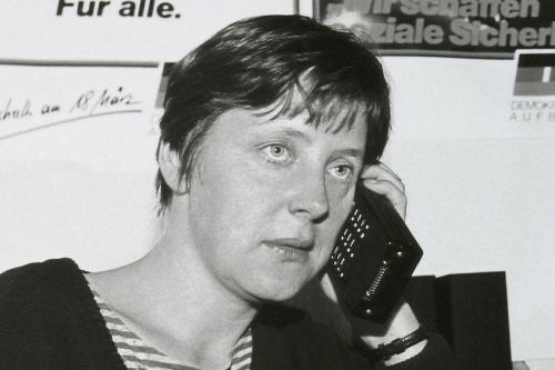 Angela Merkel və onun ilk mobil telefonu. 1992-ci il
