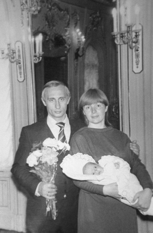 Vladimir Putin həyat yoldaşı Lyudmila və qızı Yekaterina ilə birlikdə. 1985-ci il