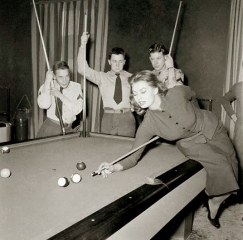 Sofi Loren Amerika əsgərlərinə bilyard oyunu qabiliyyətini göstərir, Livorno, 1954-cü il