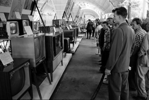 Sovet vətəndaşları Moskvada sərgidə Amerika televizorlarına baxırlar. 1959-cu il