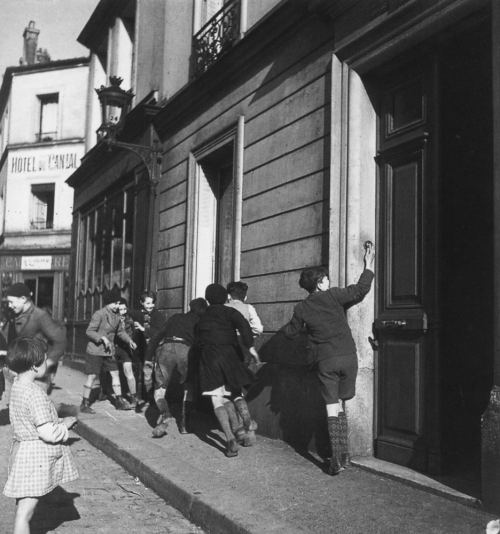 20-ci əsrin uşaq oyunu, qapının zəngini çalmaq və qaçmaq. Paris, 1934-cü il
