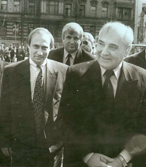 Vladimir Putin və Mixail Qorbaçov Sankt-Peterburqa səfəri zamanı, aprel 1994-ci il