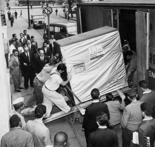 IBM şirkətinin 5 meqabaytlıq sərt diskinin yüklənməsi, 1956-cı il