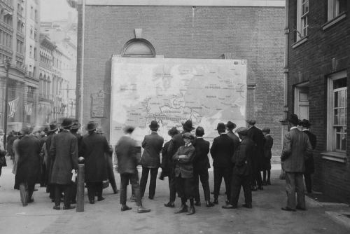 Yoldan keçənlər Birinci dünya müharibəsi bitdikdən sonra Avropanın yeni xəritəsinə baxırlar. Filadelfiya, 1918-ci il