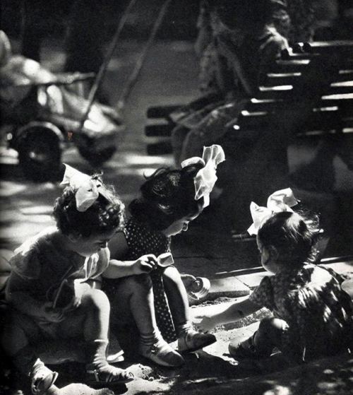 Uşaqlar qumda oynayırlar, Bakı. 1964-cü il