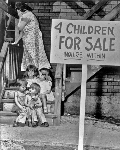 Ana öz uşaqlarını satır. Çikaqo, 1948-ci il
