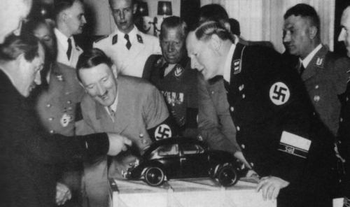Ferdinand Porşe Volkswagen Beetle modelini Adolf Hitlerə göstərir, 1935-ci il