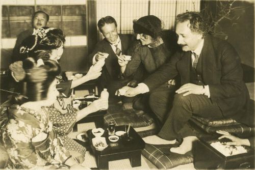Albert Eynşteyn həyat yoldaşı ilə birlikdə Yaponiyada, 1922-ci il