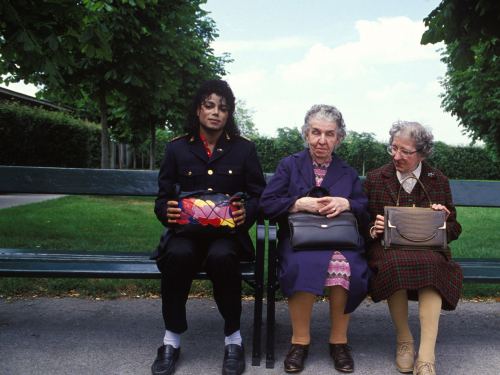 Maykl Cekson yaşlı qadınlarla parkda, 1985-ci il