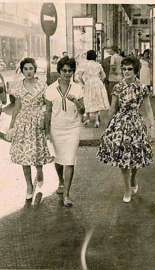 Qahirənin mərkəzi küçəsində Misirli qadınlar, 1956-cı il