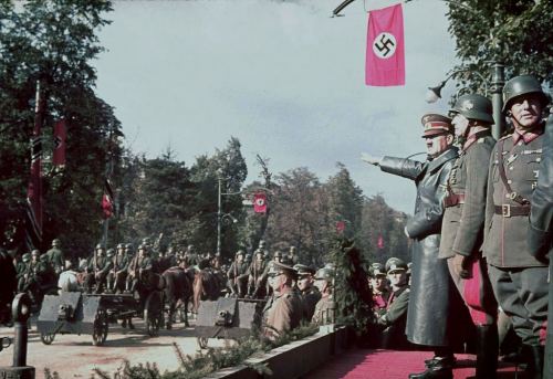 Adolf Hitler işğal edilmiş Varşavada alman qoşunlarının paradını qəbul edir, Polşa, 1939-cu il