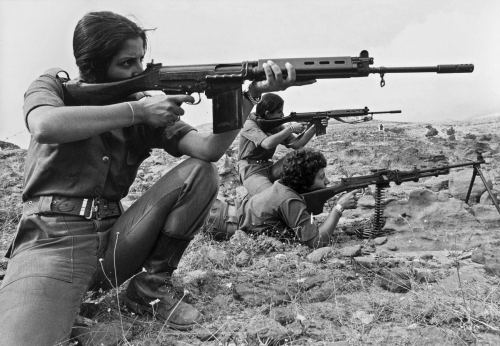 Livan qadınları öz silah bacarıqlarını göstərirlər. 1976-cı il