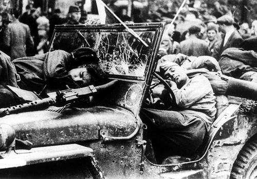 Sovet döyüşçüləri Praqa meydanlarının birindəki maşında yatırlar. Çexoslovakiya, 1945-ci il