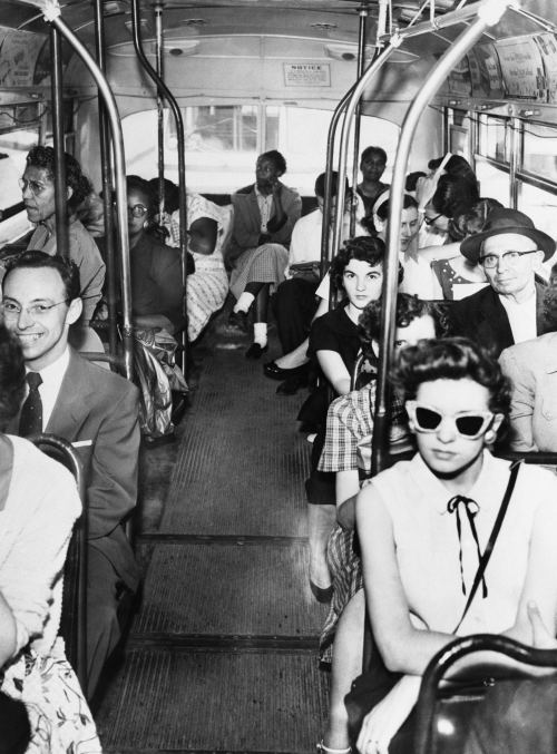 Afroamerikalılara avtobusun ancaq ən arxa oturacağında oturmağa icazə verilir, 1950-ci illər
