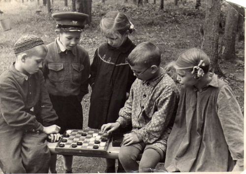 Pioner düşərgəsində dama oyunu, 1957-ci il