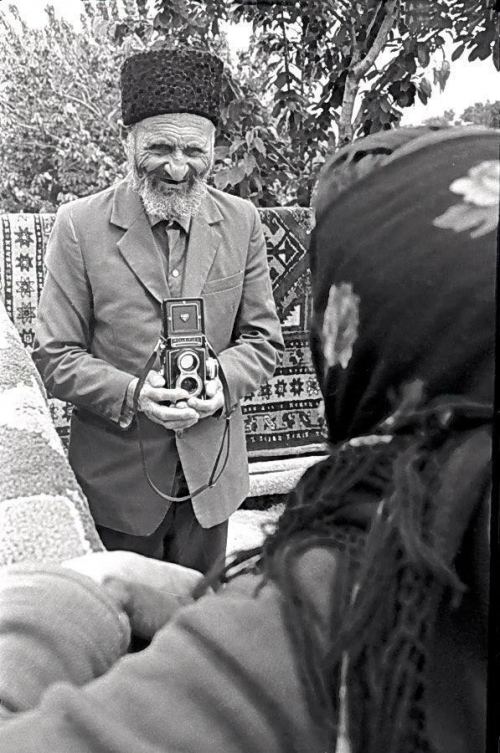 138 yaşlı Məcid Ağayev. Fotoaparatla həyat yoldaşının şəklini çəkir, 1975-ci il