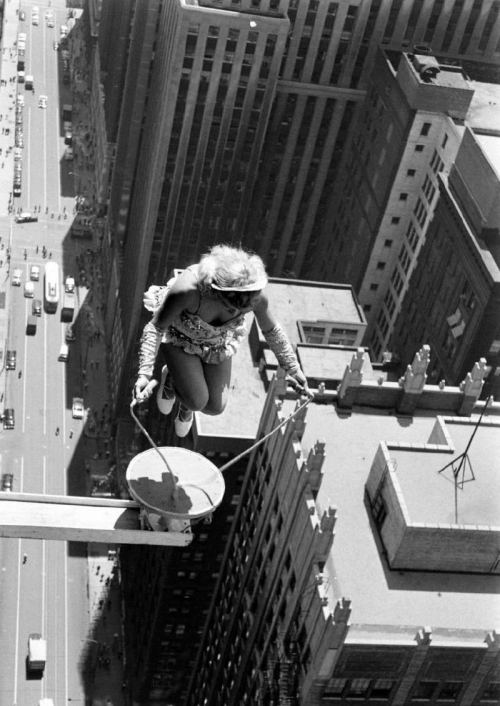 Yüksəklikdə ip üzərindən tullanan qadın. Çikaqo, 1955-ci il