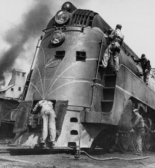 Əsgərlər lokomotivi təmir edir, 1945-ci il