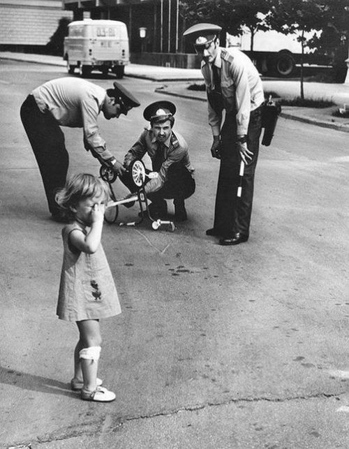 Polislər qızın sınmış velosipedini təmir edirlər. Bakı, 1980-ci il