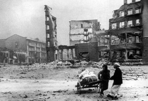İki Stalinqrad sakini ev əşyalarını arabada daşıyaraq dağıdılmış şəhəri tərk edirlər, 1942-ci il