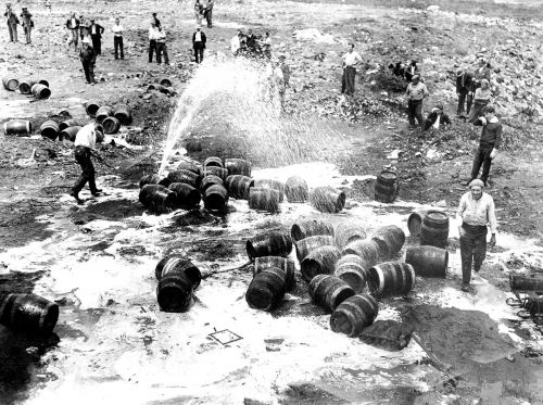 Polislər müsadirə edilmiş alkoqolu məhv edirlər. ABŞ, 18 iyun 1931-ci il