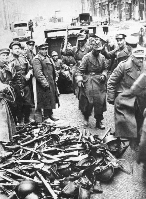 Alman qoşunları metro girişinin yanında silahlarını atırlar. Berlin, Almaniya. 2 may 1945-ci il
