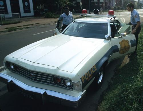 Vaşinqtonun polis zabitləri patrul Ford Torinoya əyləşirlər. 1974-cü il