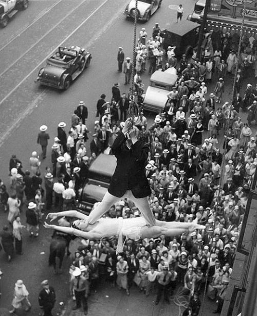 Akrobatların çıxışı. Nyu-York, 1931-ci il