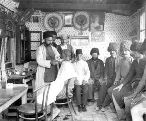 Bərbər və müştəriləri. Bakı, 1910-cu il