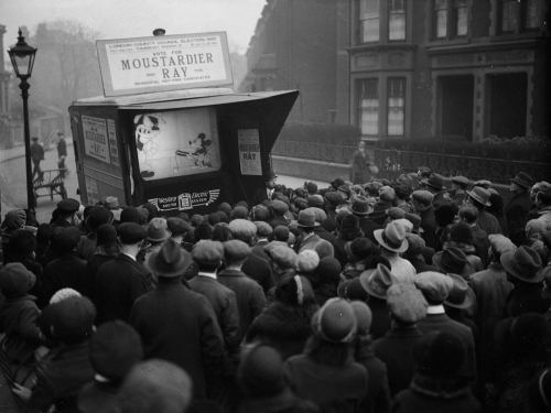 London sakinləri Mikki Maus cizgi filminini izləyir, 1931-ci il