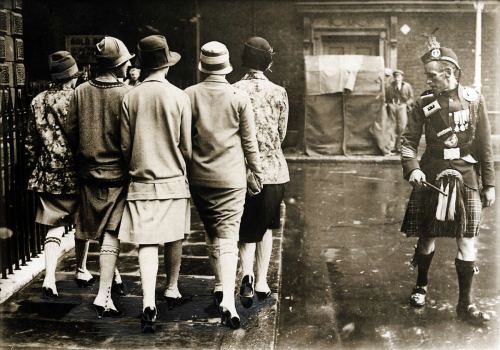 Beş qız və şotlandiyalı. London, 1927-ci il