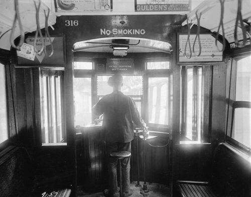 Tramvay sürücüsü. Nyu-York, 1924-cü il