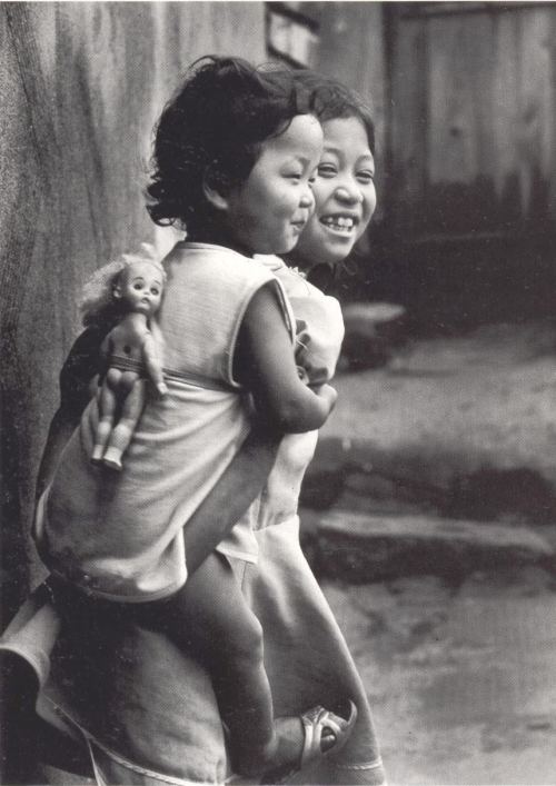 Bacılar. Cənubi Koreya. 1982-ci il