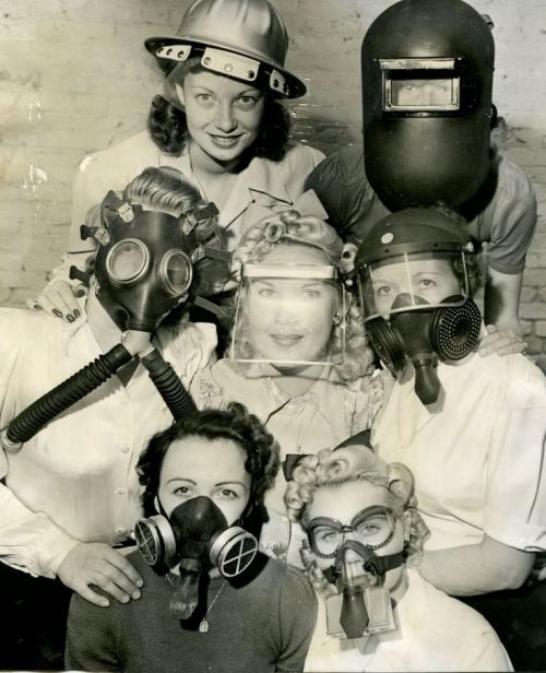 Qızlar qrupu qoruyucu maskaların müxtəlif tiplərini nümayiş etdirirlər. ABŞ, 1940-cı il