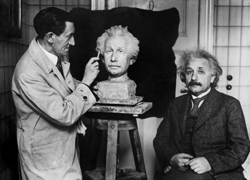 Albert Eynşteyn heykəltəraşa poza verir. 