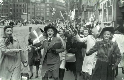 Kopenhagen qadınları Danimarkanın müstəqilliyini qeyd edirlər. 5 may, 1945-ci il