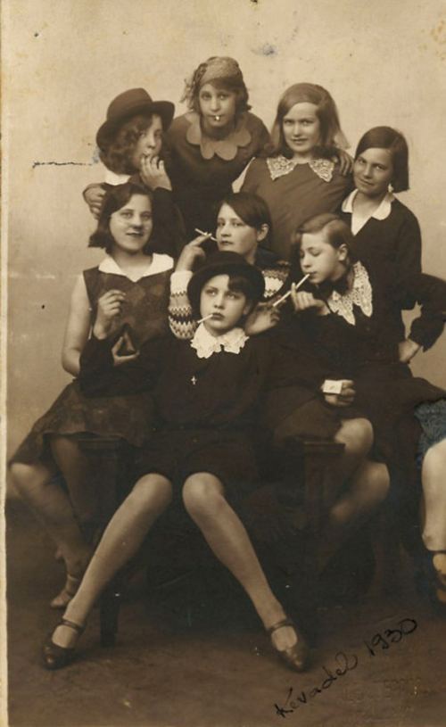 Azyaşlı qızlar, 1930-cu illər