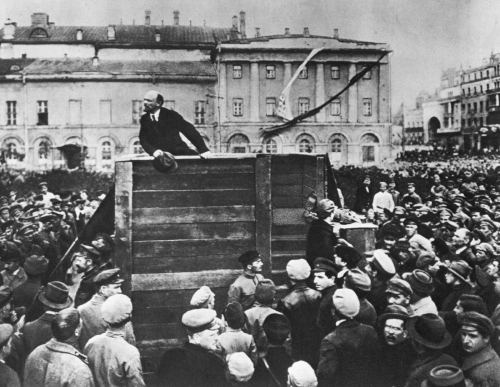 Vladimir Lenin Petroqradda mitinqdə, 1917-ci il