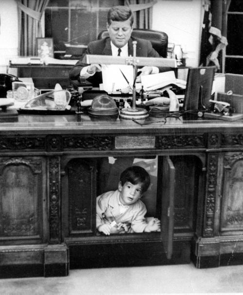 Con Kennedi oğlu Conla birlikdə Oval kabinetdə. 1963-cü il