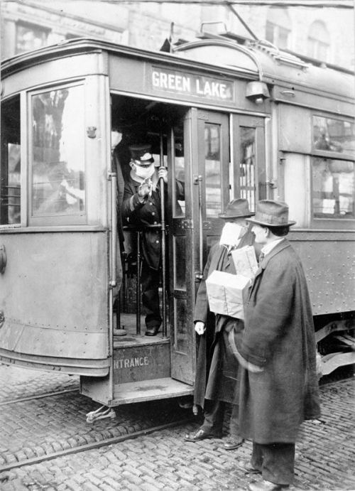 Epidemiyaya qarşı tədbir olaraq tramvaya giriş zamanı məcburi maskanın taxılması, ABŞ, 1918-ci il