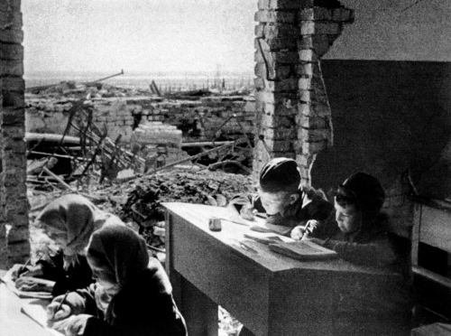 Stalinqradda dağıdılmış məktəbin partalarında oturan uşaqlar, yaz 1943-cü il
