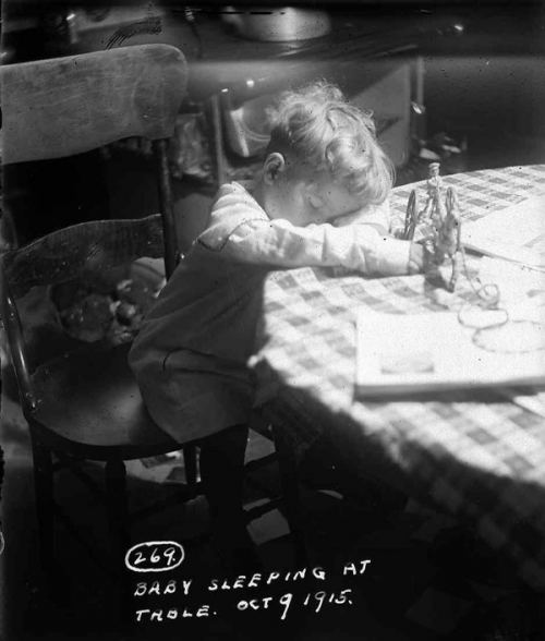Masa arxasında yatan qız, 1915-ci il