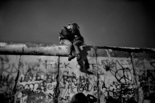 Berlin divarında öpüşən cütlük, Almaniya, 1989-cu il