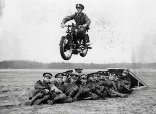 Britaniya hərbi motosikletçiləri, 1930-cu illər