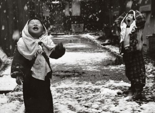 Uşaqlar qar yağmasına sevinirlər. Yaponiya, 1950-ci il