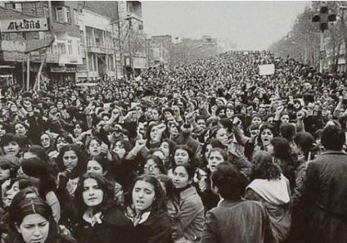 İran qadınları məcburi hicaba qarşı etiraz edirlər. Tehran, mart 1979-cu il